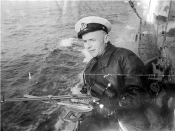 Michaił Iwanowicz Daniewicz z celownikiem torpedowym na pomoście radzieckiego okrętu podwodnego Щ-125