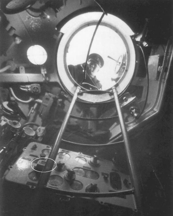 Kalkulator torpedowy w kiosku U 995 z widoczną lampką kontrolną uderzenia torpedy