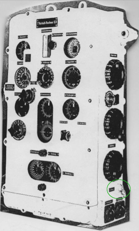Kalkulator torpedowy przeznaczony dla U-Bootów typu IXC z widocznym gniazdem przeznaczonym do osuszania wnętrza na prawej ściance