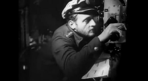 KrvKpt. Erich Topp przy peryskopie wachtowym w centrali U 552 dokonuje identyfikacji celu