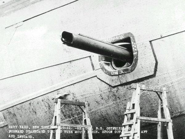 Wysuwane szyny z przedniej, sterburtowej wyrzutni torpedowej pancernika SMS Ostfriesland