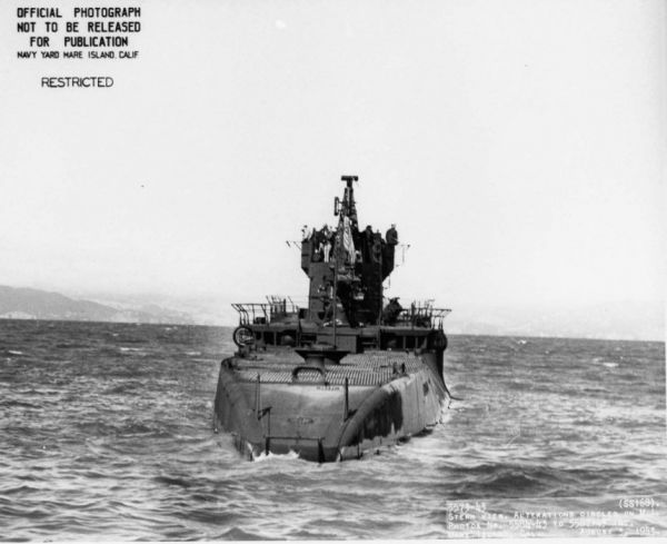 USS Nautilus z widocznymi wylotami zewnętrznych, rufowych wyrzutni torpedowych