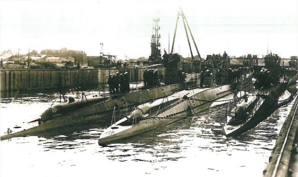 Okręty typu VIIA z widocznymi zewnętrznymi, rufowymi wyrzutniami torpedowymi