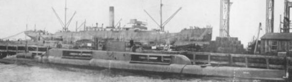  Okręt G-1 (późniejszy USS Seal) z widocznymi obrotowymi wyrzutniami torpedowymi pod górnym pokładem