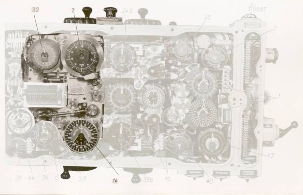 Component for solving the torpedo triangle – the view after removing the front cover