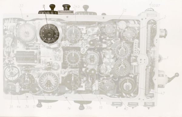 Knobs and dials of the target and torpedo speed in the early version of the calculator