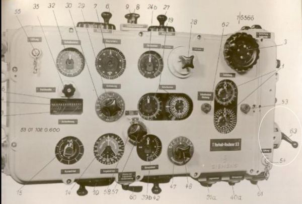 Kalkulator torpedowy przeznaczony dla U-Bootów typu VIIC (pozioma orientacja, z prawej strony widoczny zintegrowany przełącznik śledzenia celu)