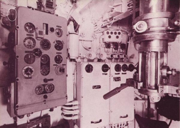 Kalkulator torpedowy w kiosku U 505 z widocznym gniazdem przeznaczonym do osuszania wnętrza na lewej ściance